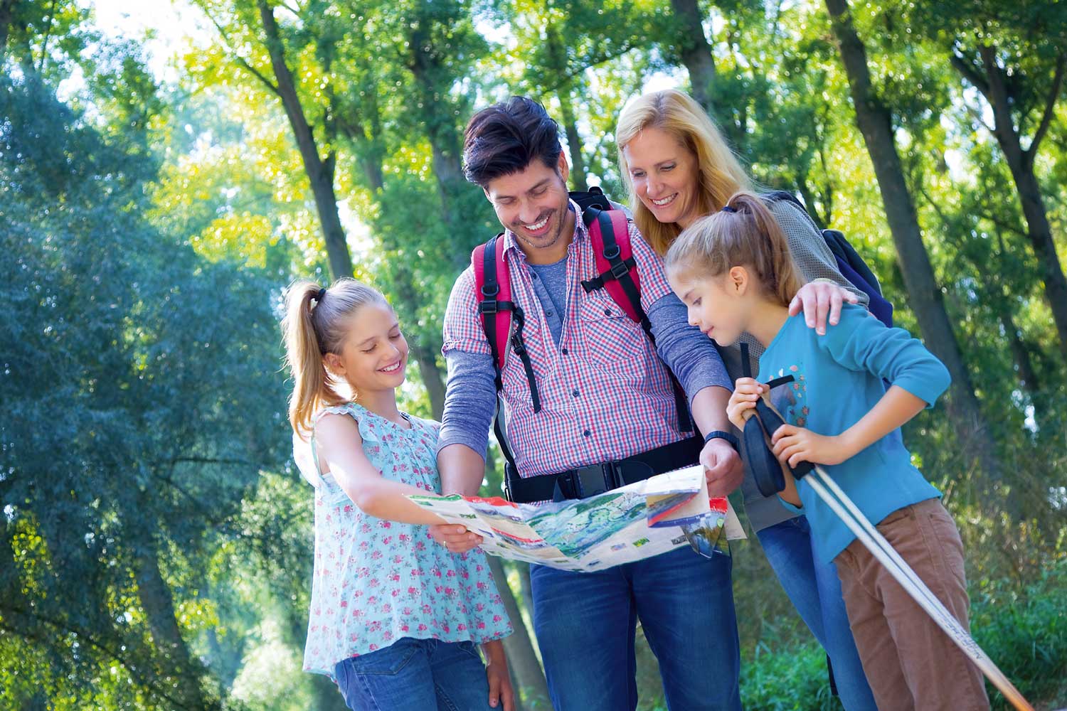 Eine Familie schaut sich eine Karte auf dem Treidlerweg an 