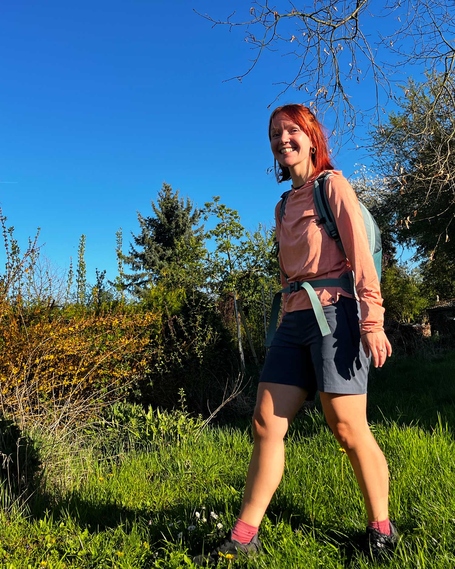 Redakteurin Marieke in der Natur mit den Produkten von Patagonia