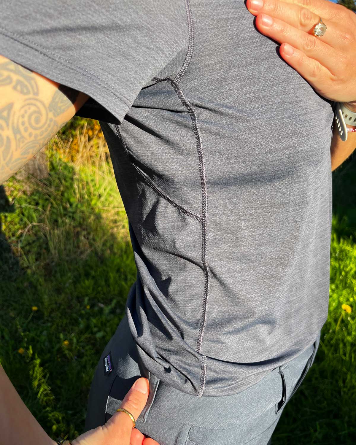 Detailaufnahme von den Nähten des Patagonia-Shirts