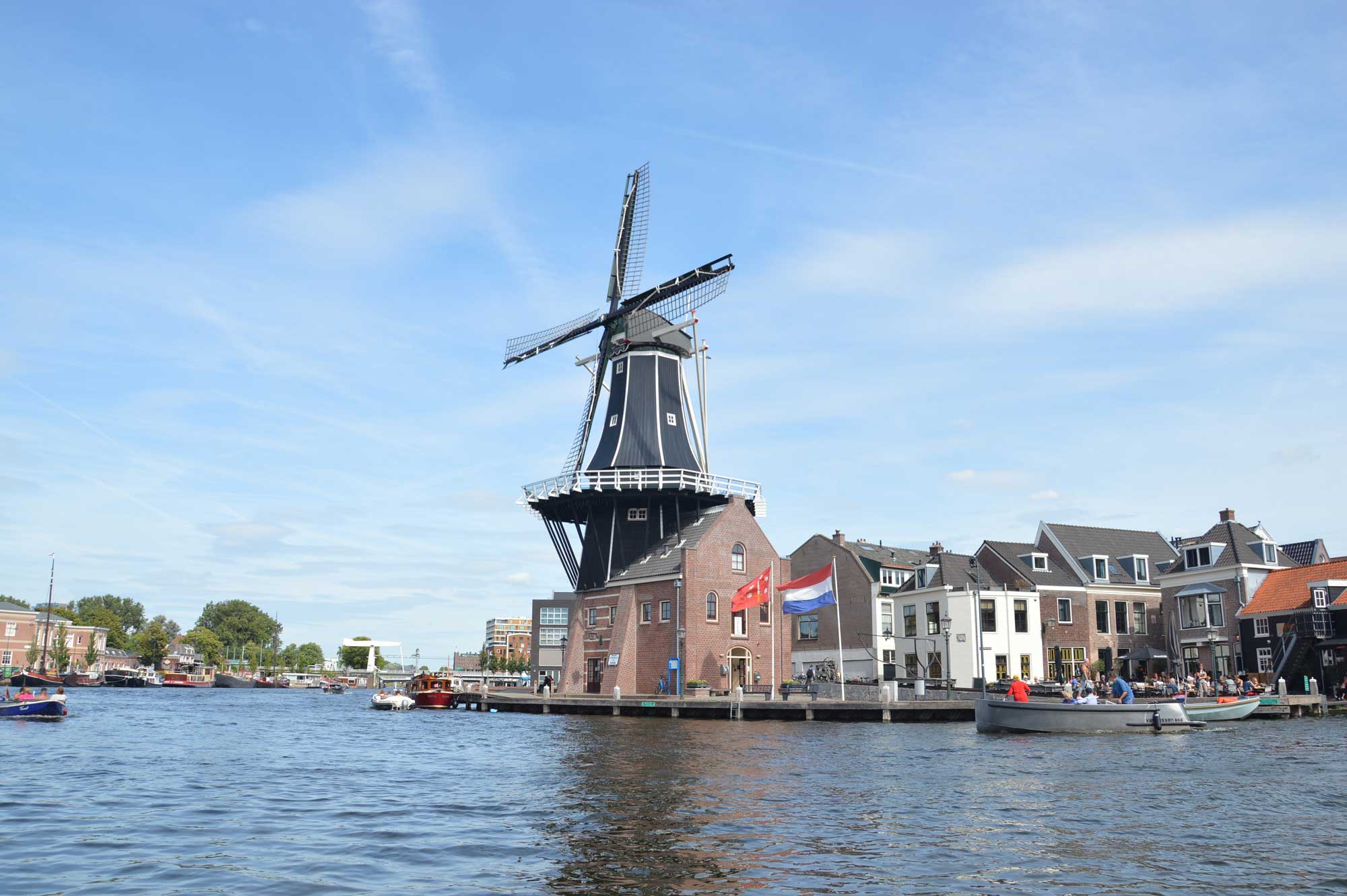 Windmühle am Hafen in niederländischer Stadt Harlem
