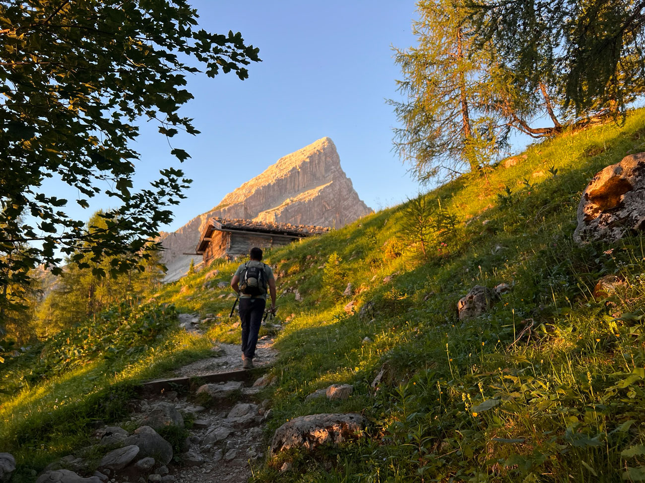 Wanderer im Berghang mit Blick auf Gipfel