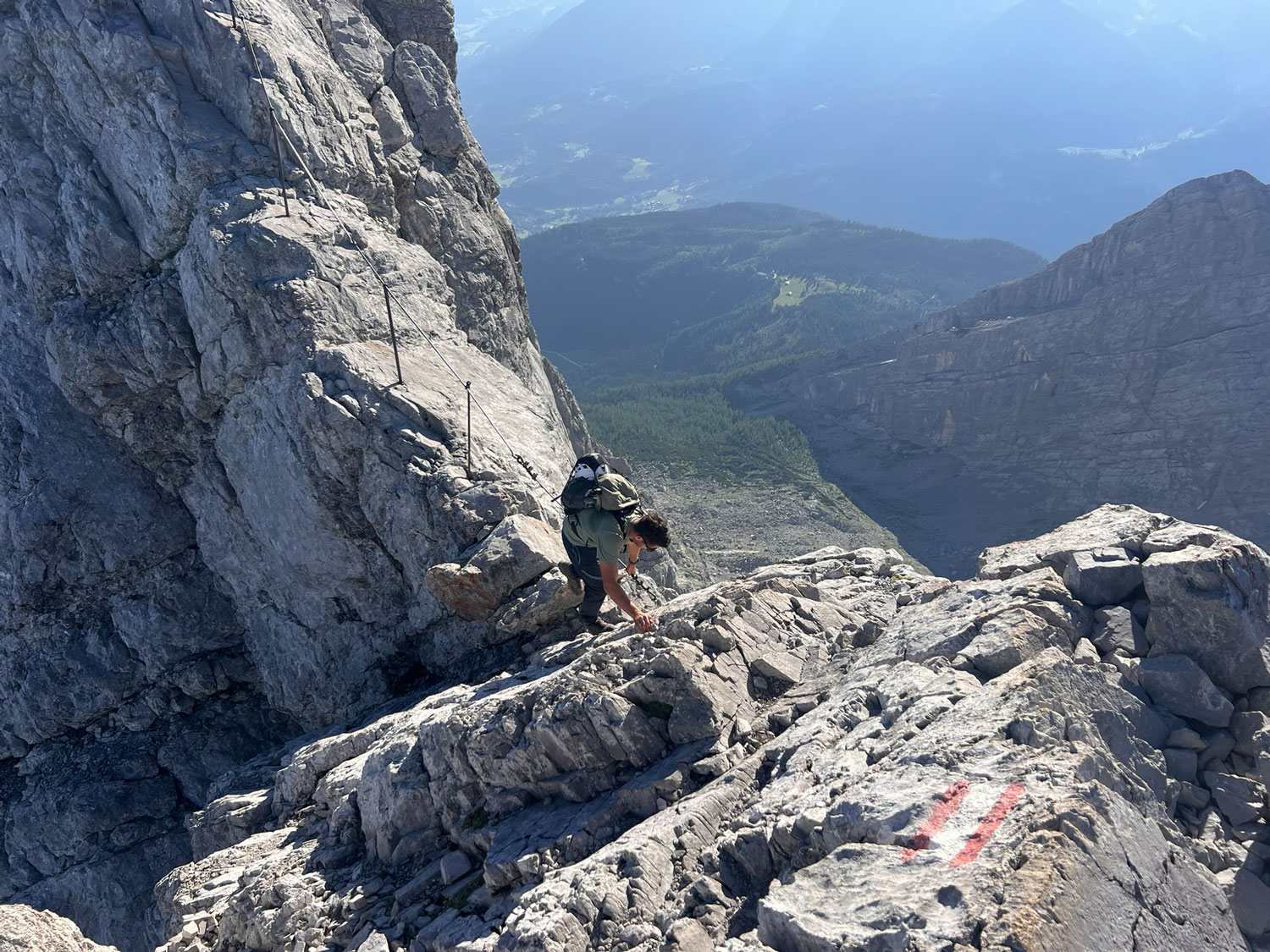 Bergsteiger an gesicherter Gratstelle im Felsen
