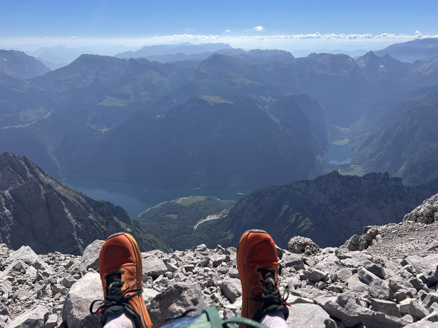 Aussicht von Berggipfel auf Täler und Seen